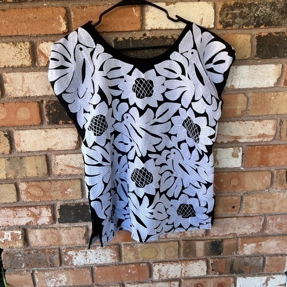 J. Marie “The Mia” Embroidered Black & White Top, Size Small